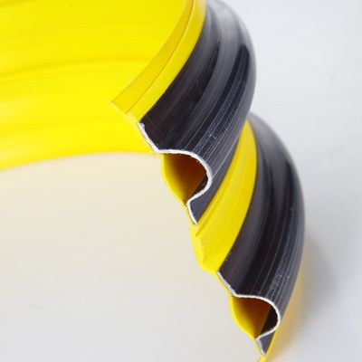A drenagem do HDPE de DN25mm conduz a tira de aço a sargeta dobro reforçada da parede